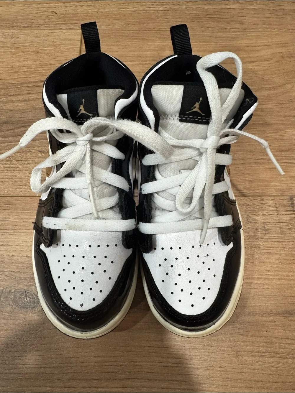 Jordan Kids Low-Top Jordans- White, Black & Metallic Gold